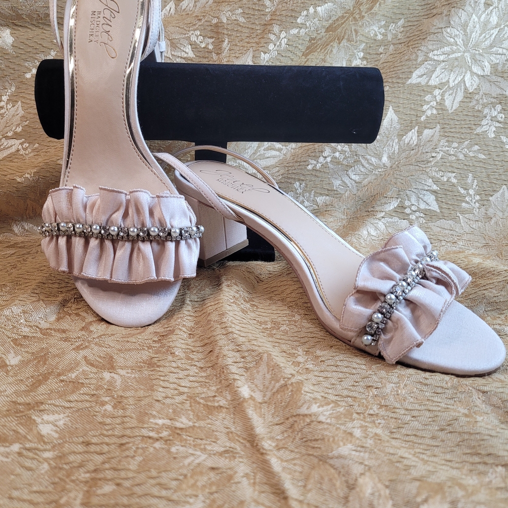 Jewel Badgley Mischka Elegant Beige Women's Shoes with Rhinestone Detail